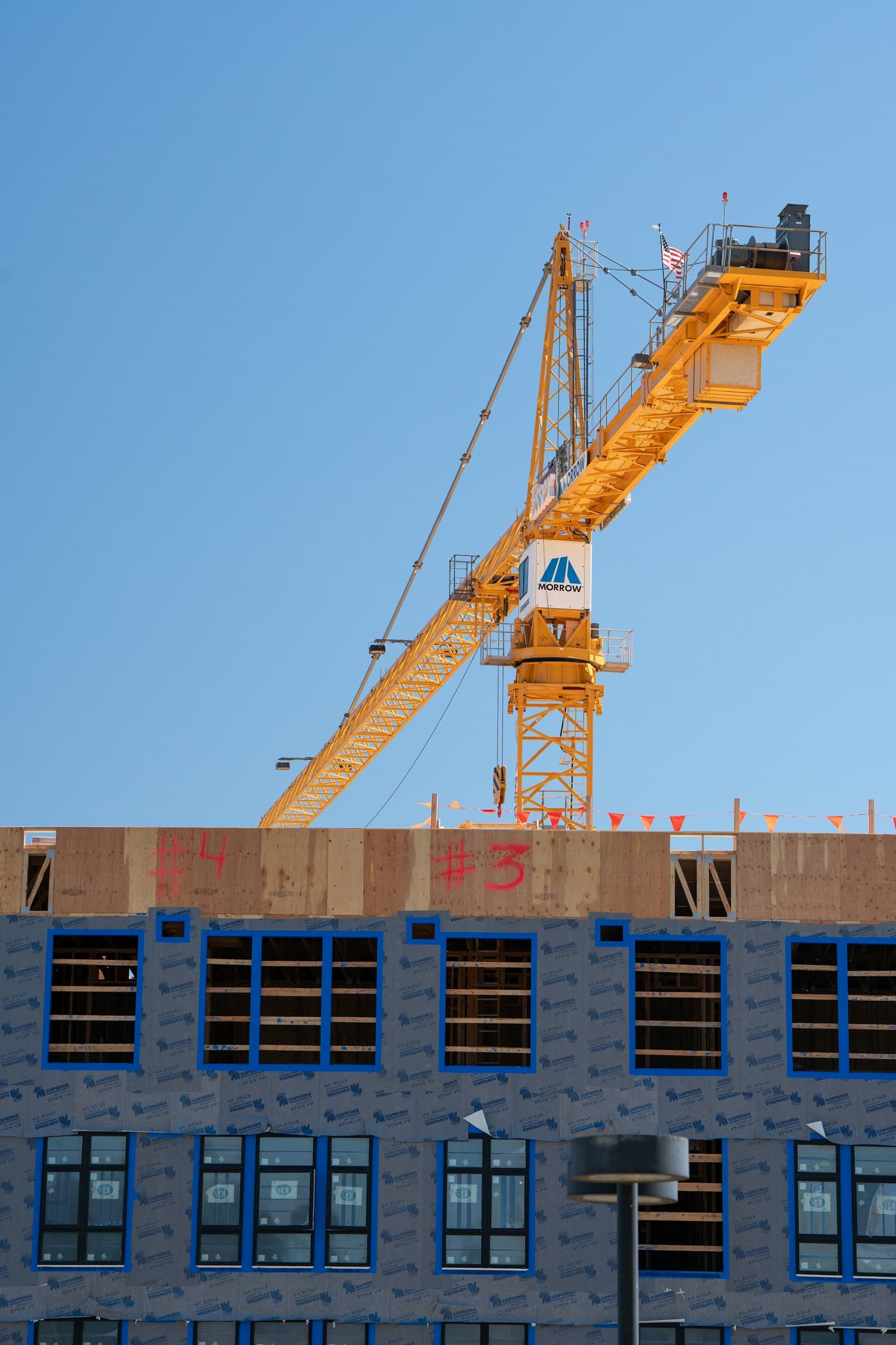 Guindaste sobre edifício residencial em obra.