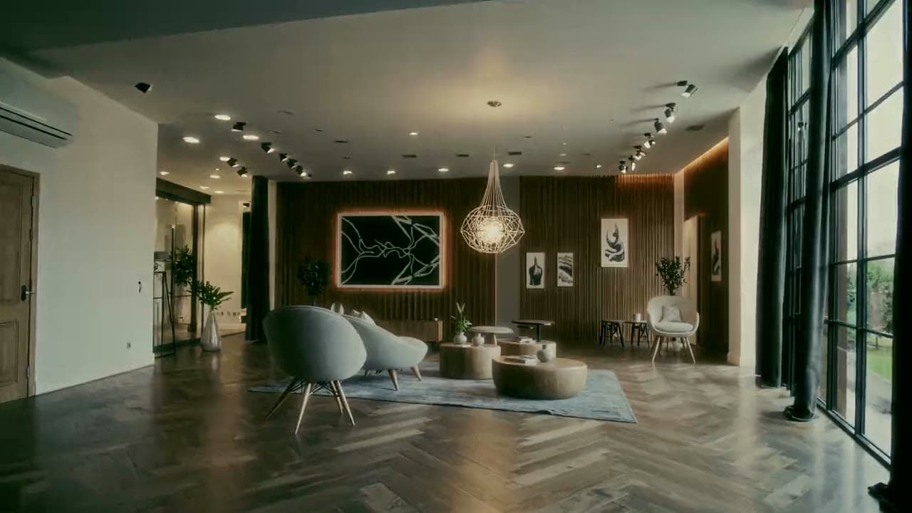 Câmera atravessando uma sala de estar iluminada, referência de lar.